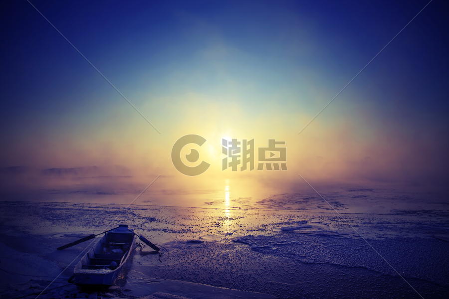 落日下冰封的湖面图片素材免费下载
