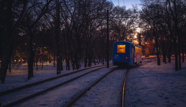 傍晚雪中行驶的有轨电车图片素材免费下载