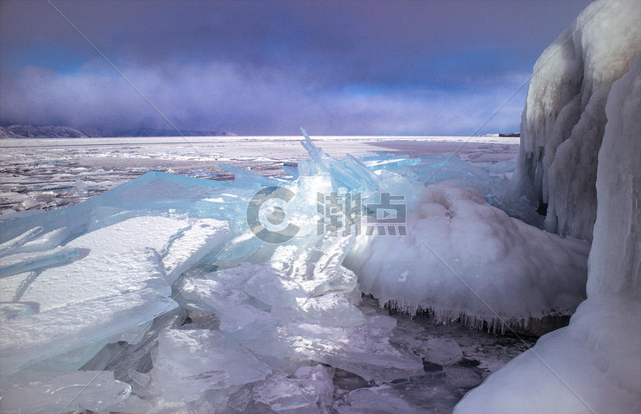 冬季贝加尔湖上壮观的蓝冰图片素材免费下载
