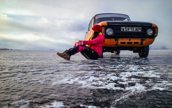 冰面上古董汽车与美女图片素材免费下载