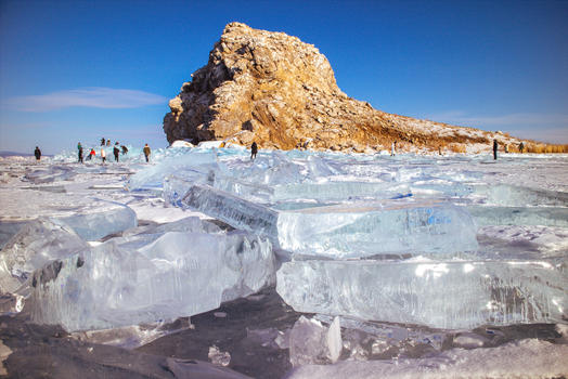 寒冬湖上冻结的硕大冰块图片素材免费下载