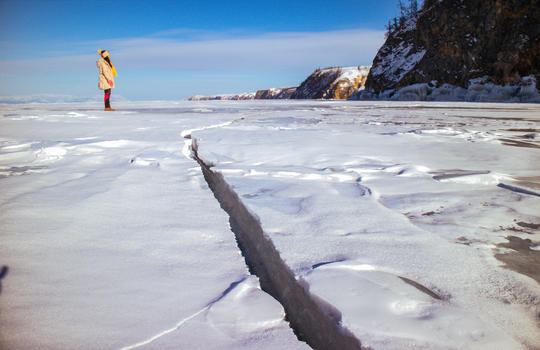 冬季结冰的湖面上壮观的冰裂图片素材免费下载