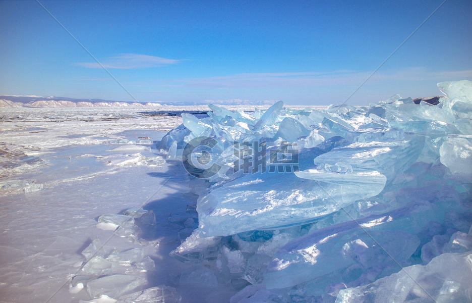 冬季湖面上蓝色的冰块图片素材免费下载