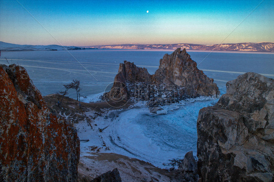 冬季贝加尔湖上的岩石小岛图片素材免费下载