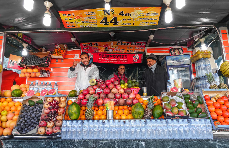 马拉喀什德吉玛广场水果摊上的男人图片素材免费下载