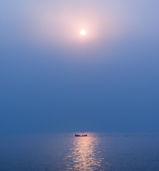 海上日出光影里的渔船图片素材免费下载