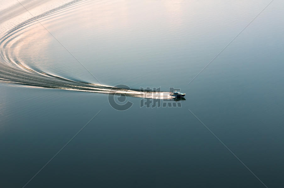 宁静水面上行驶的船图片素材免费下载