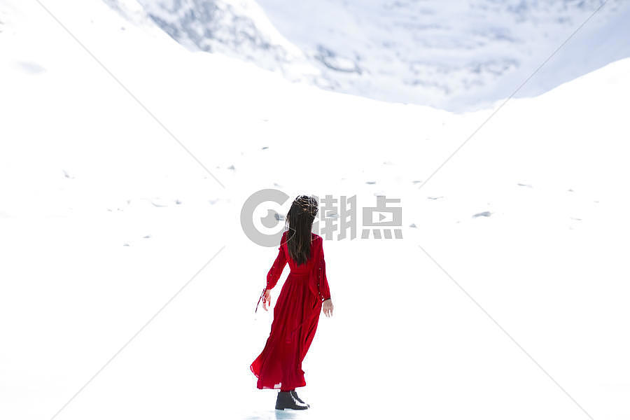 雪中的红衣女子图片素材免费下载