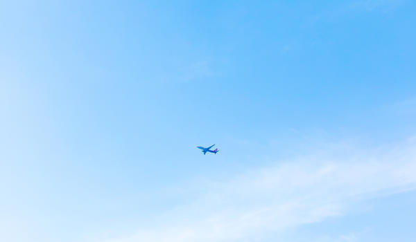 蓝天下的飞机图片素材免费下载