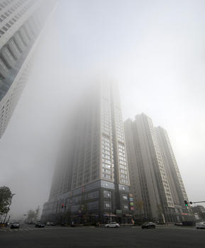 大雾下的商务楼图片素材免费下载