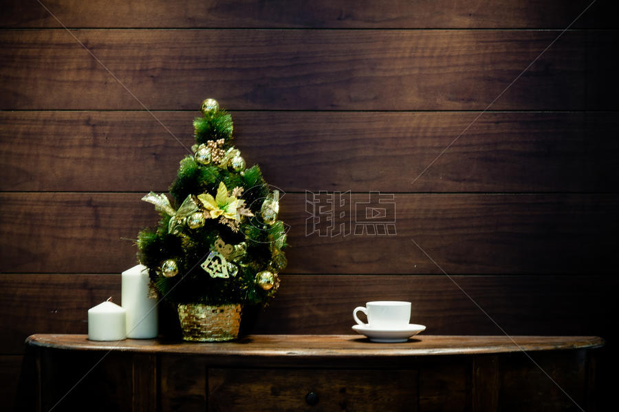 实木橱柜上的圣诞树图片素材免费下载