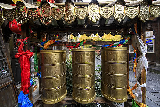 西藏街头转金筒图片素材免费下载