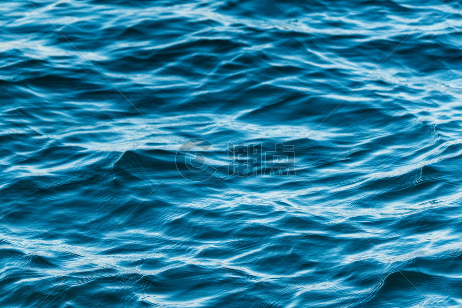蓝色海水表面图片素材免费下载