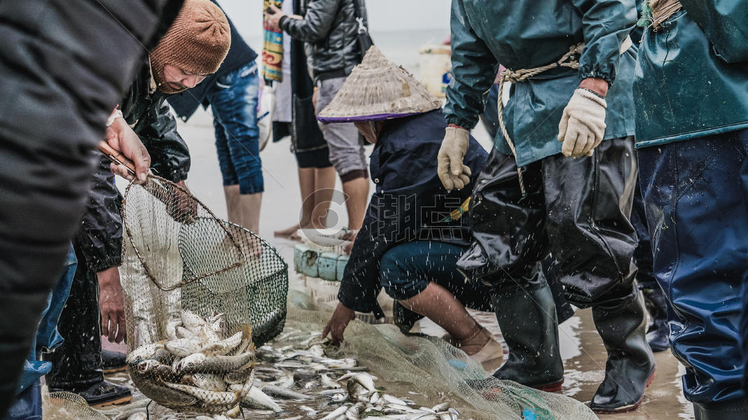 广西北海银滩渔民捕鱼图片素材免费下载