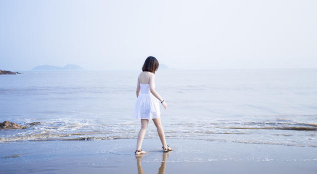 海边散步的姑娘图片素材免费下载
