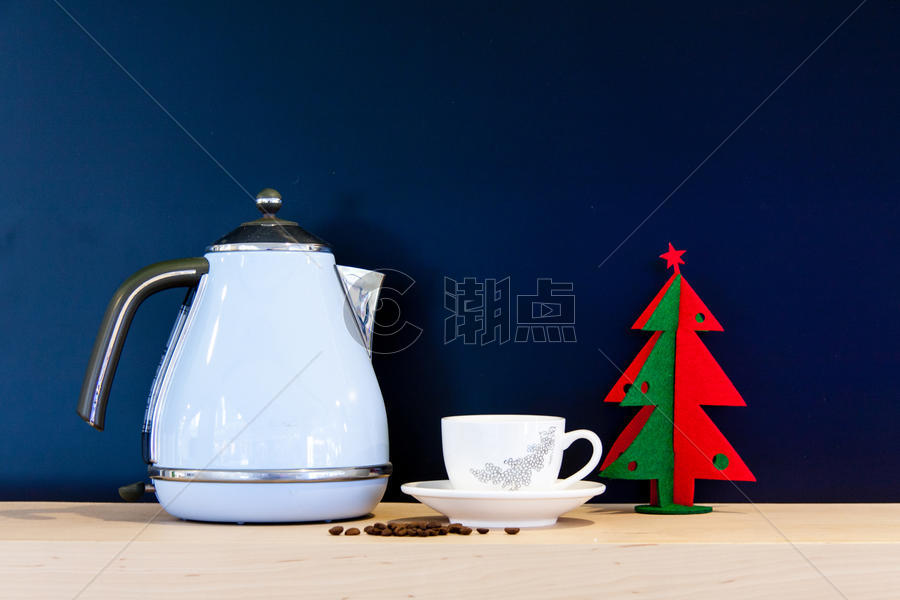 创意圣诞装饰和咖啡壶图片素材免费下载
