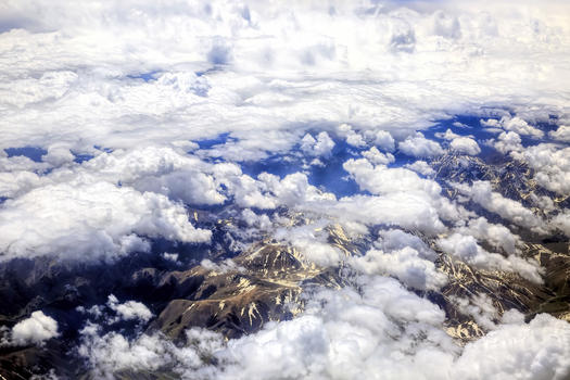 飞机下的雪山图片素材免费下载