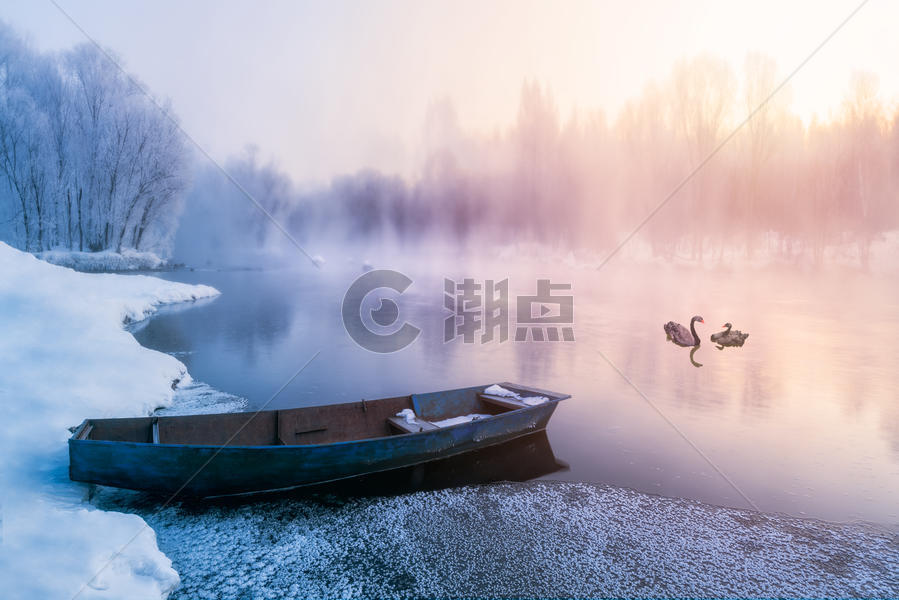 冬天大雪雾凇下的小船天鹅图片素材免费下载