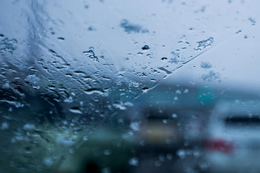 车窗上的雨滴图片素材免费下载