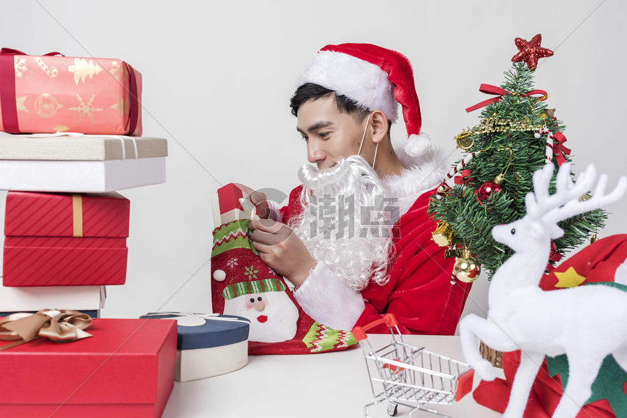 圣诞老人准备圣诞礼物图片素材免费下载