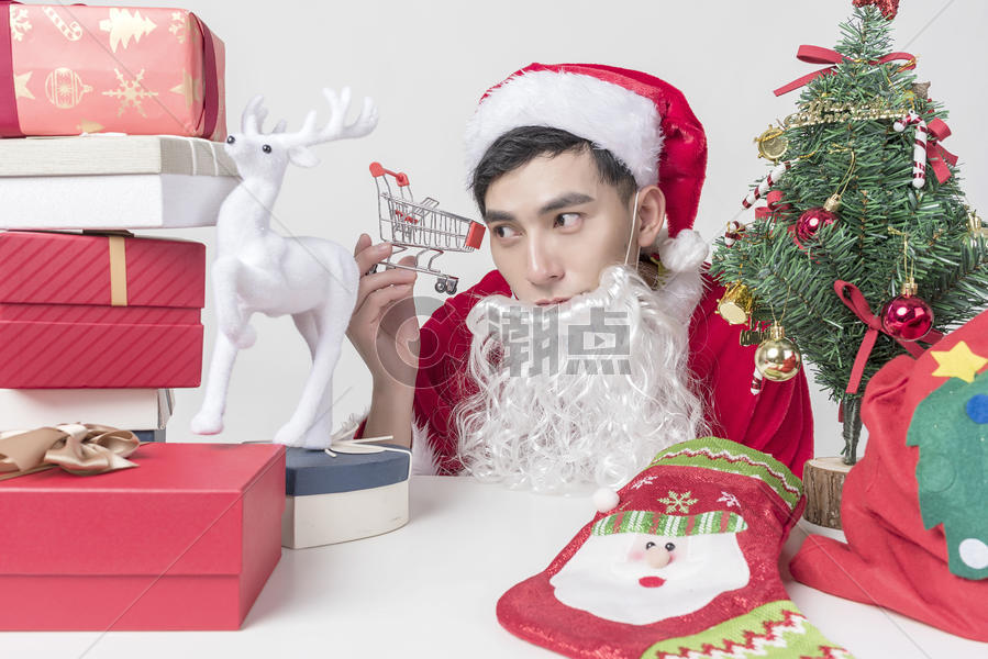 圣诞老人准备圣诞礼物图片素材免费下载