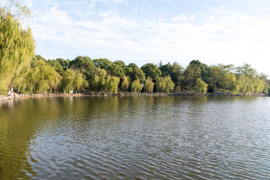 风景宜人的湖水和倒影图片素材免费下载