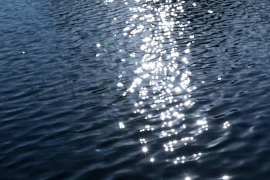 波光粼粼的水面图片素材免费下载