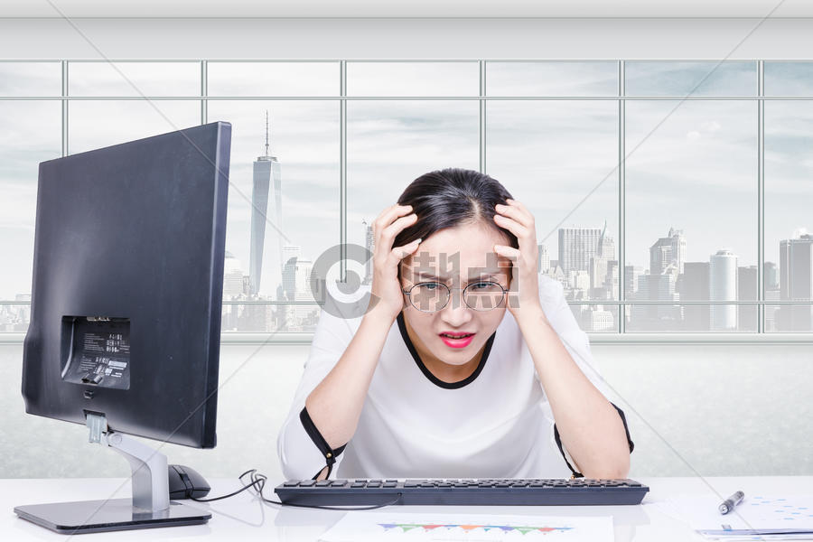 头痛的职场女性图片素材免费下载