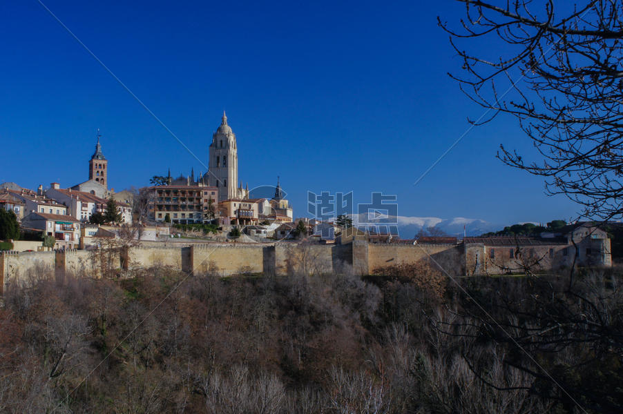 冬天西班牙的小镇风景图片素材免费下载