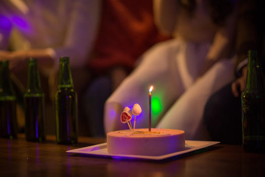 点着蜡烛的生日蛋糕图片素材免费下载