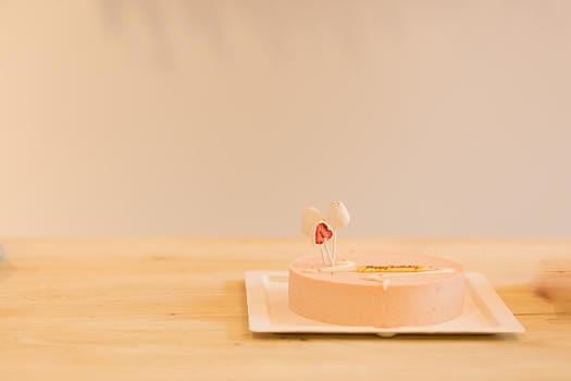 桌子上粉色的生日蛋糕图片素材免费下载