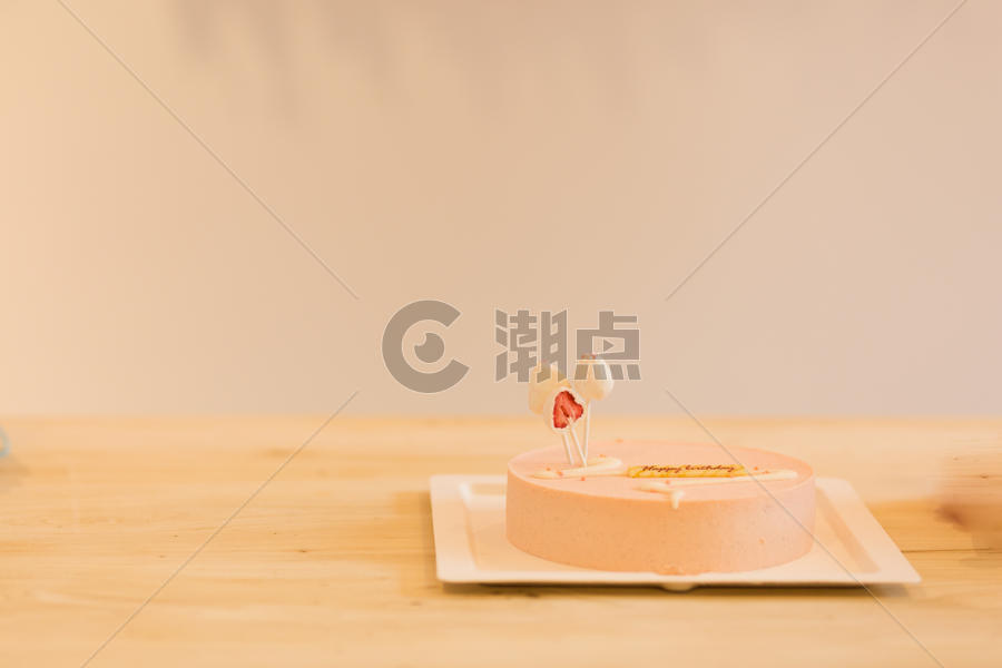 桌子上粉色的生日蛋糕图片素材免费下载