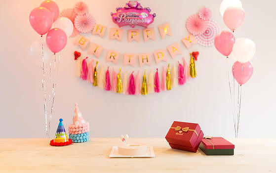 生日聚会礼物和蛋糕图片素材免费下载
