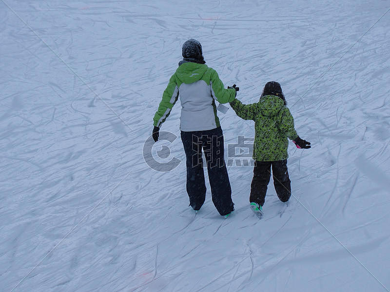 国外下雪滑冰的人们图片素材免费下载