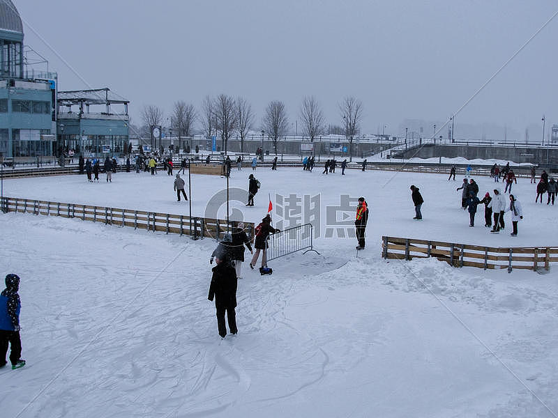 国外下雪滑冰的人们图片素材免费下载