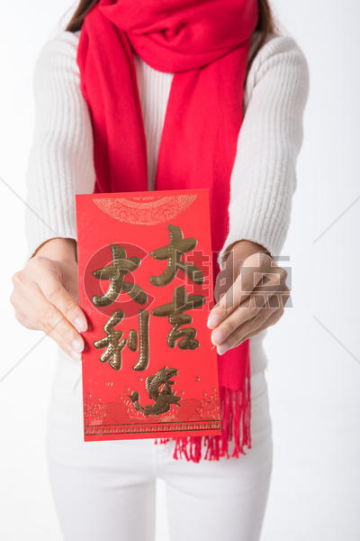 新年女性手拿红包特写图片素材免费下载