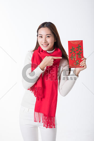 新年女性手拿红包图片素材免费下载