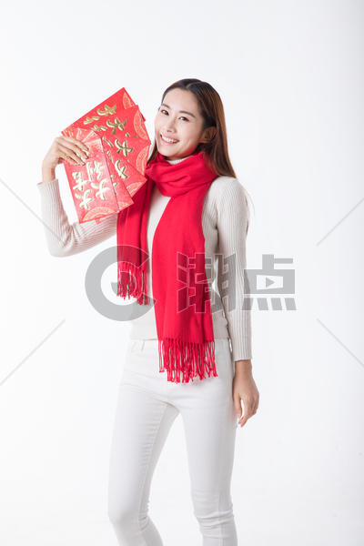 新年女性手拿红包图片素材免费下载