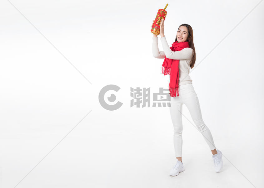 新年女性玩红鞭炮棚拍图片素材免费下载