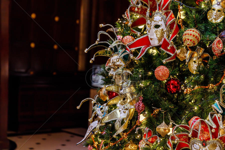 复古店铺大堂圣诞树装饰图片素材免费下载