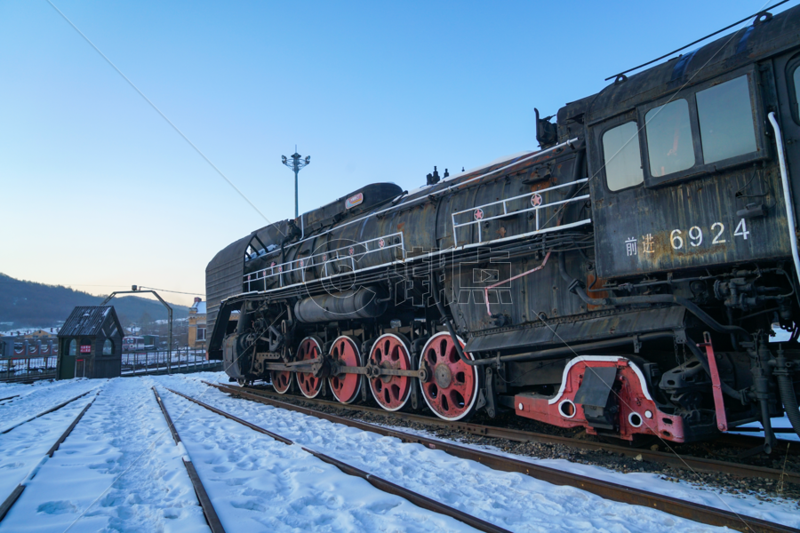 雪地上的火车图片素材免费下载