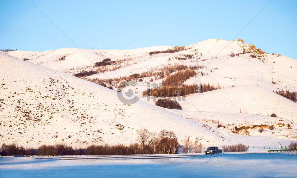 冬天内蒙阿尔山下行驶过的越野车图片素材免费下载