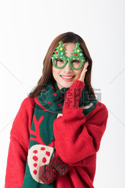 带着圣诞眼镜的女性图片素材免费下载