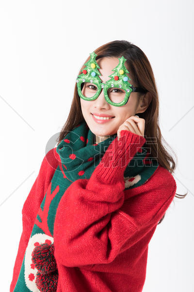 带着圣诞眼镜的女性图片素材免费下载