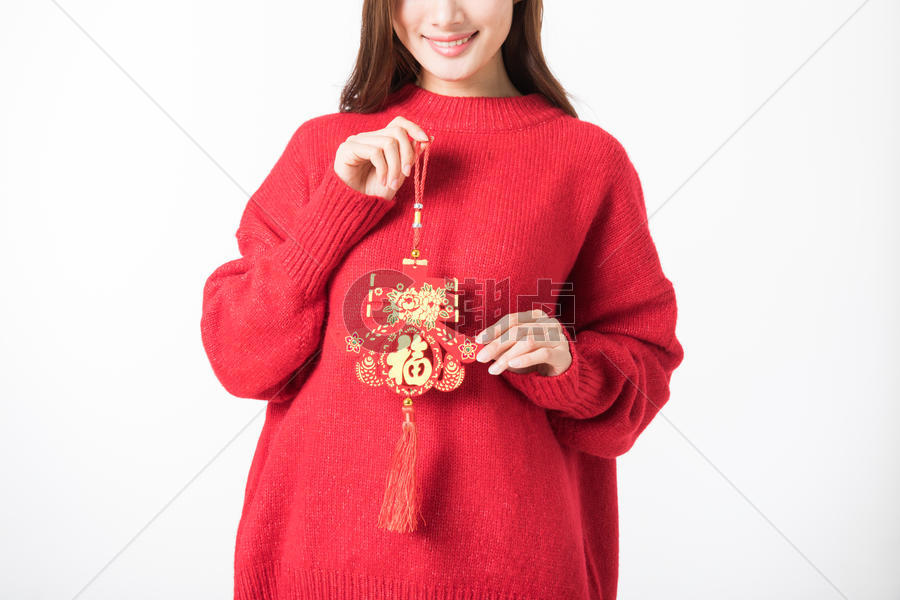 新年女性拿红色中国结图片素材免费下载