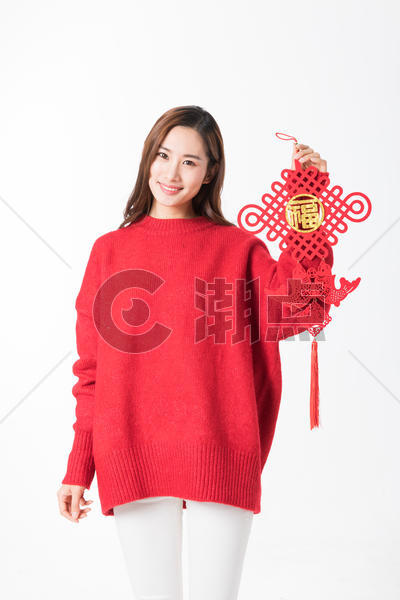 新年女性拿红色中国结图片素材免费下载