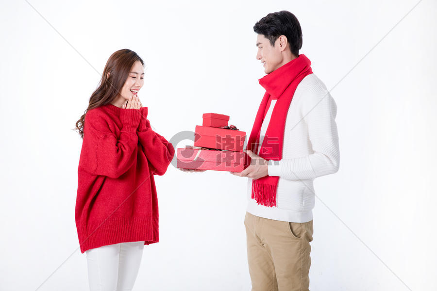 新年情侣手拿礼物盒图片素材免费下载
