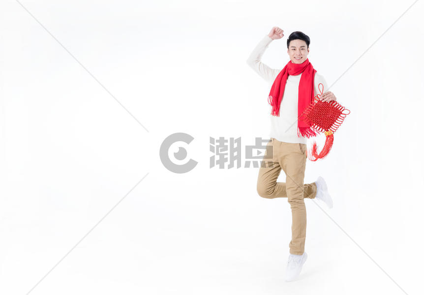 新年男性手拿中国结图片素材免费下载