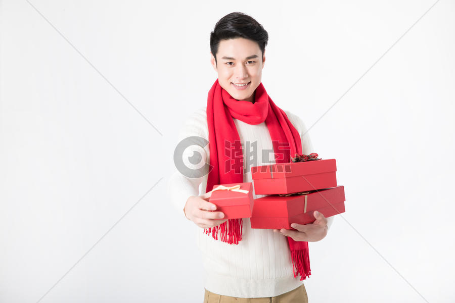 新年男性手拿礼物盒图片素材免费下载