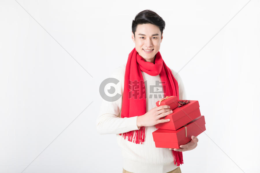 新年男性手拿礼物盒图片素材免费下载
